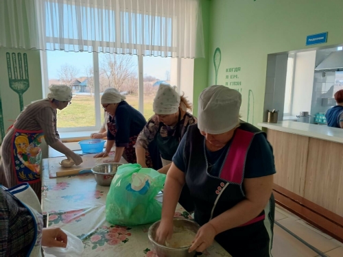 Коллектив мензелинской кадетской школы-интерната приготовил лапшу для бойцов СВО