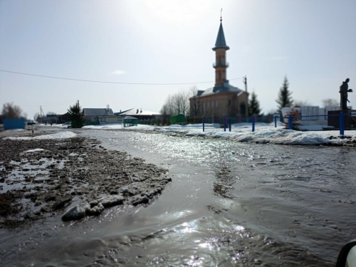 В селе Исаково Буинского района талые воды затопили несколько улиц — видео
