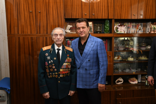 Метшин поздравил 96-летнего жителя Казани с предстоящим Днем Победы