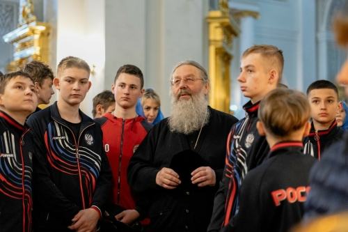 Митрополит Кирилл встретился с юными хоккеистами из Луганска