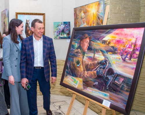 В Нижнекамске открылись две выставки художника, который посвящает картины волонтерам СВО