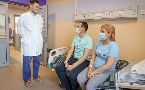 «Забыли уж, как жить без диализа»: брату и сестре в РКБ пересадили почки от одного донора