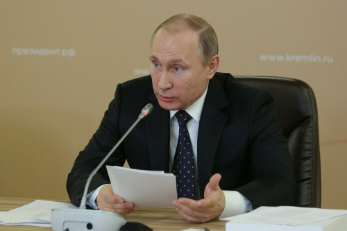 Путин запретил в течение года увольнять вдов участников СВО