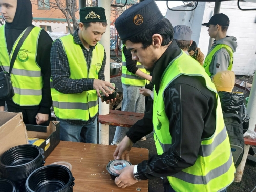 Жителям Буинска в преддверии Ураза-байрама раздали 500 порций плова, воды и фиников