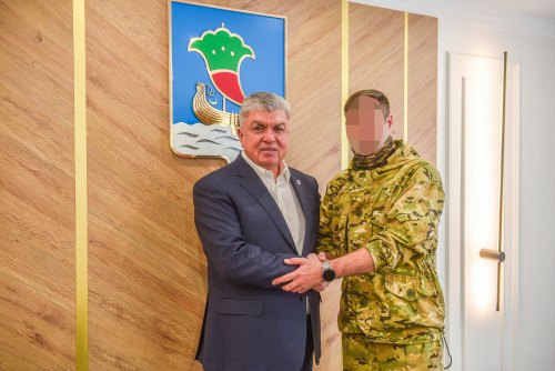 «Все, что нужно, — будет»: Магдеев передал челнинскому бойцу мобильные радиостанции