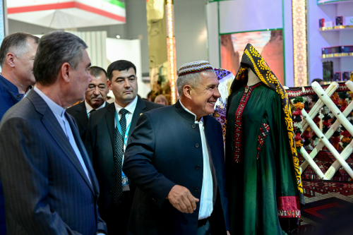 На выставке Russia Halal Expo Минниханову подарили туркменский головной убор