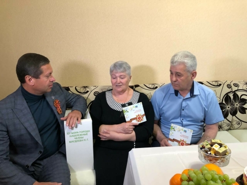 В Набережных Челнах в преддверии 9 Мая поздравляют семьи бойцов СВО