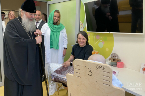 «Не бойтесь, радуйтесь»: пациентов онкоцентра ДРКБ Митрополит Кирилл поздравил с Пасхой