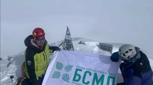 Врач из Набережных Челнов взошел на вершину Эльбруса и водрузил флаг БСМП