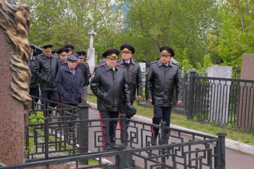 Глава МВД Татарстана возложил цветы на могилы ветеранов Великой Отечественной войны