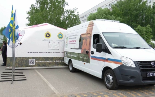 В Заинск приехал мобильный пункт отбора на службу по контракту