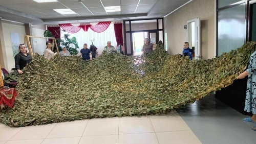 «Важно быть дружной командой»: менделеевцы плетут масксети для бойцов СВО