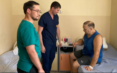 «Крови потерял литра полтора»: в РКБ спасли руку мужчины, едва не отрезанную профнастилом