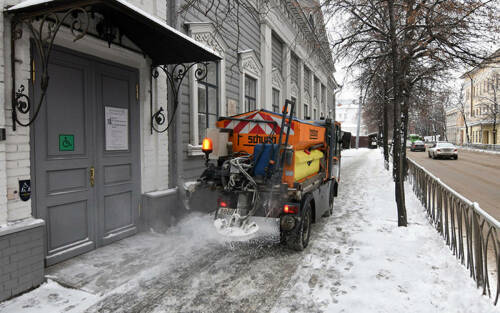 «Не жалейте реагентов!»: как Казань борется со скользкими тротуарами и сосульками