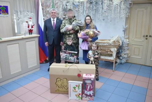 «Счастье, когда вся семья в сборе»: боец из Челнов приехал на выписку третьего ребенка