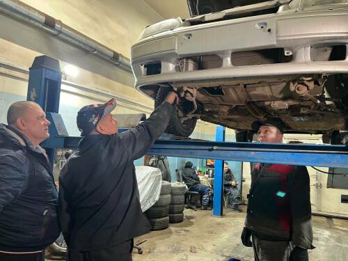 «И грязи не боится, и по бездорожью проедет»: активисты Челнов подарили машину бойцам СВО