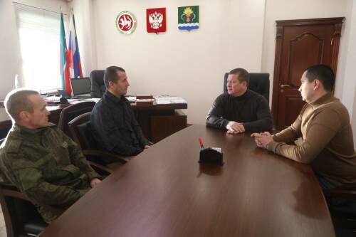 «Вы нам очень нужны»: глава Мамадыша встретился с бойцами СВО в отпуске