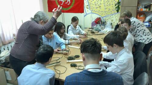 «Может спасти жизнь бойцу»: школьники Нижнекамска плетут браслеты выживания