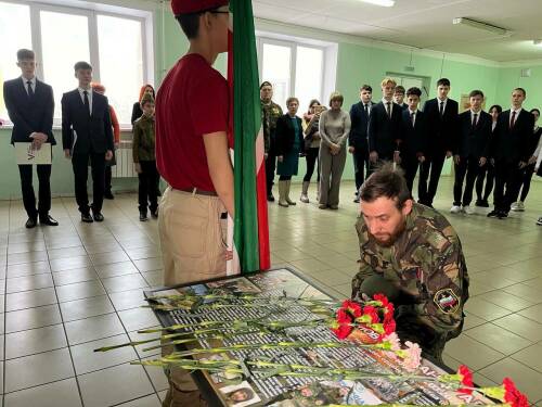 В школе Челнов появилась «Парта героя», посвященная участнику СВО