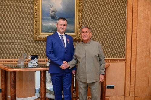 Минниханов вручил главе «Росинкаса» медаль «100 лет образования ТАССР»