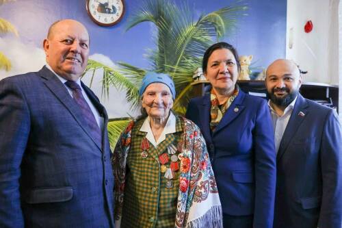 Гюзель Хабутдинова вручила на дому подарки ветеранам Альметьевского района