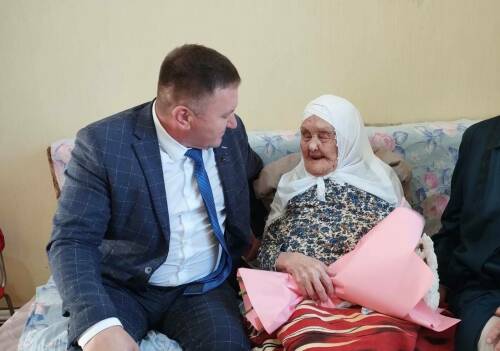 «Активно интересуется новостями района»: в Ютазах чествовали 106-летнюю долгожительницу