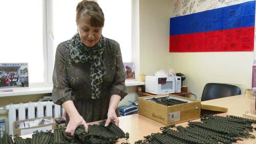 «За полгода связала тысячу браслетов»: нижнекамка помогает бойцам СВО своими руками
