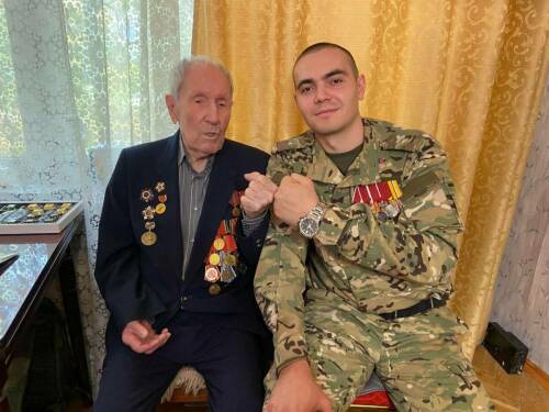Герой РФ Сафиуллин навестил в Москве ветерана Великой Отечественной войны из РТ