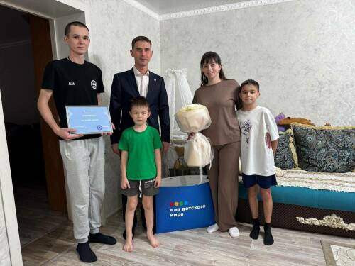 Глава Менделеевского района поздравил семью бойца СВО с рождением дочери