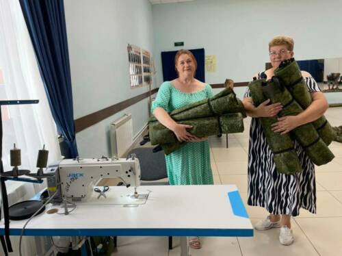 «Сшили для фронта»: лаишевские волонтеры изготовили маскировочные одеяла для техники