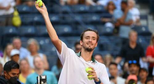 Медведев выиграл первый титул за последние 2,5 года