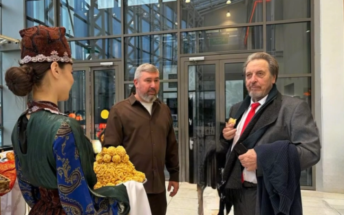 Отец Илона Маска прилетел в Казань и попробовал чак-чак