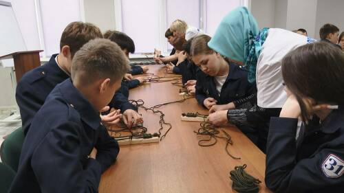 «Нить между тылом и фронтом»: в нижнекамском лицее плели браслеты выживания