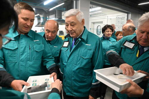 Мухаметшин осмотрел центральную заводскую лабораторию НКНХ