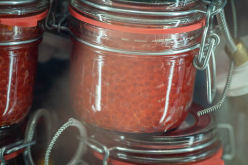 Эксперт рассказал, что срок хранения красной икры без заморозки достигает 16 месяцев