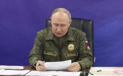 Путин провел совещание в одном из пунктов управления Объединенной группировки войск