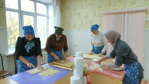 «Приближают победу»: педагоги Нижнекамска готовят домашнюю лапшу для бойцов СВО