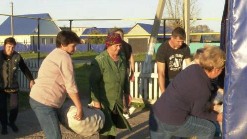 «Частичка заботы и тепла»: жители нурлатской деревни собрали урожай для бойцов СВО