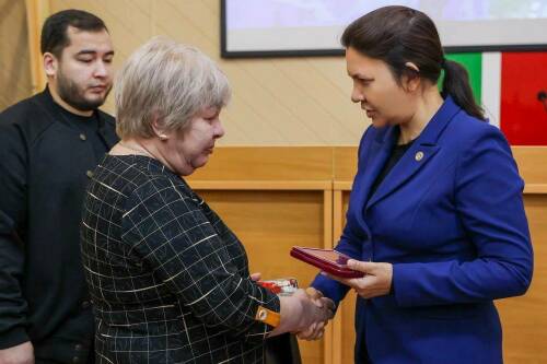 «До конца остались верны присяге и Родине»: Хабутдинова передала награды альметьевцам