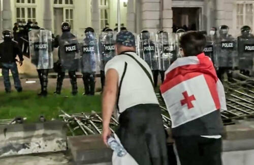 Пятая попытка устроить «майдан»: что стоит за уличными столкновениями в Грузии