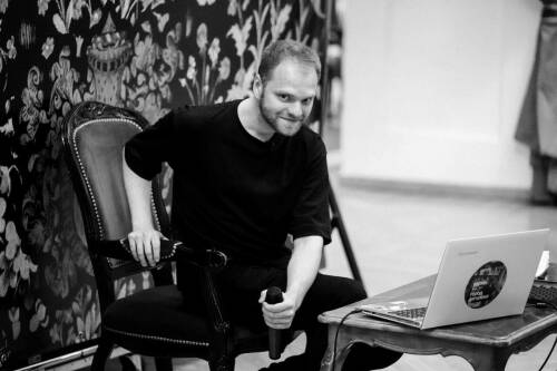 «Театр – не массажный салон, где „в имперский мягкий плюш мы втискиваем зад“»