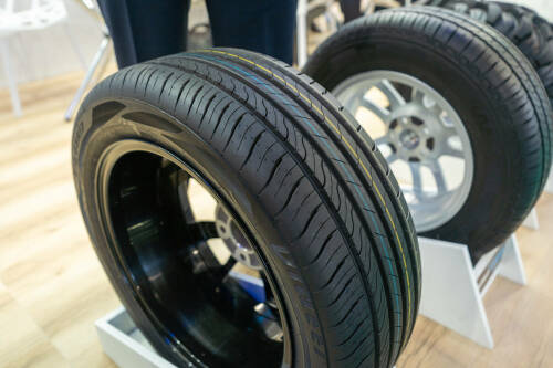 Автоэксперт предупредил, что дешевая резина может начать крошиться уже через 10 тыс. км