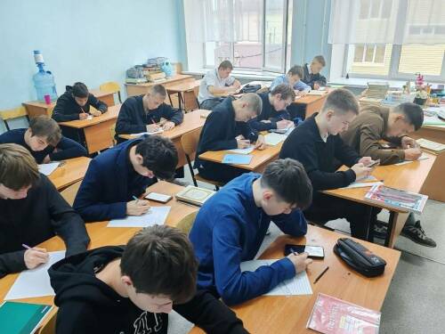 Студенты Мензелинского района отправили письма поддержки военнослужащим СВО