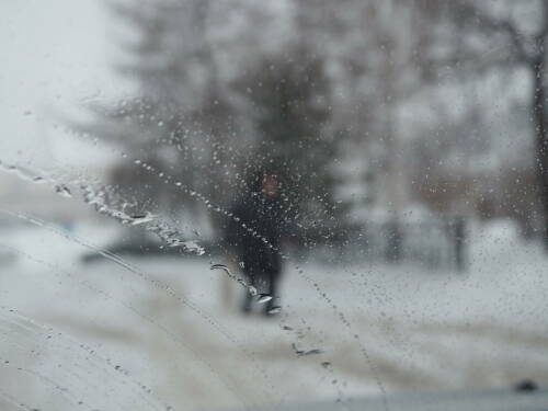 Автоэксперт предупредил, что частая очистка наледи пластиком повреждает лобовое стекло