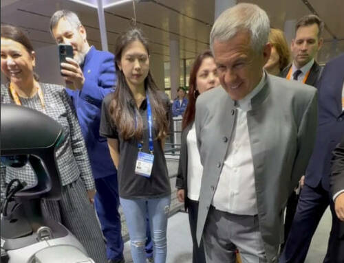 «Исэнмесез из Шэньчжэня!»: Рустам Минниханов поздоровался за руку с китайским роботом