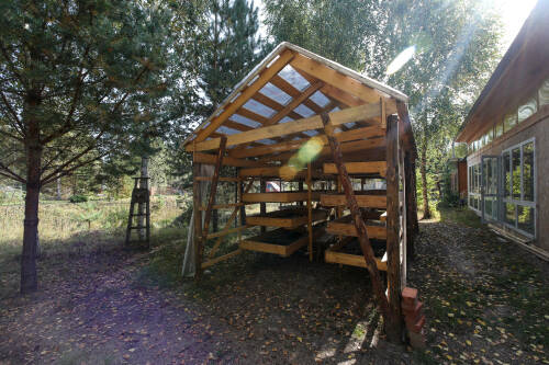 Юрист Соловьев объяснил, можно ли установить во дворе МКД беседку или навес