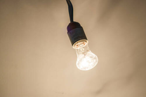 Эксперт напомнил об ответственности за разбивание лампочек в подъезде