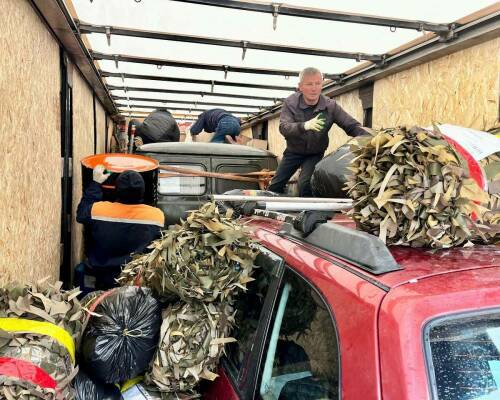 Три автомобиля, оборудование, личные посылки: нижнекамцы отправили 20 тонн помощи на СВО