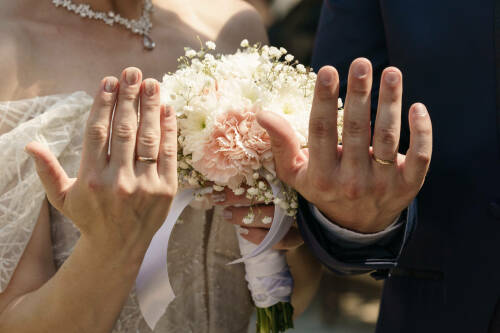 Депутат из Брянской области предложил ввести выплату за брак и штраф за развод