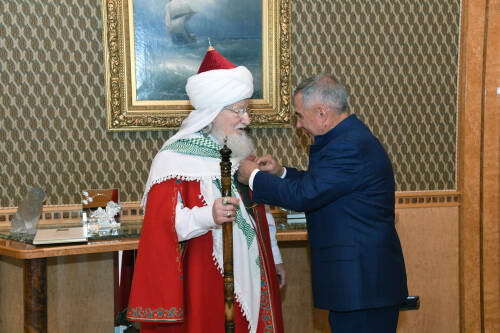 Минниханов вручил Талгату Таджуддину медаль ордена «За заслуги перед РТ»